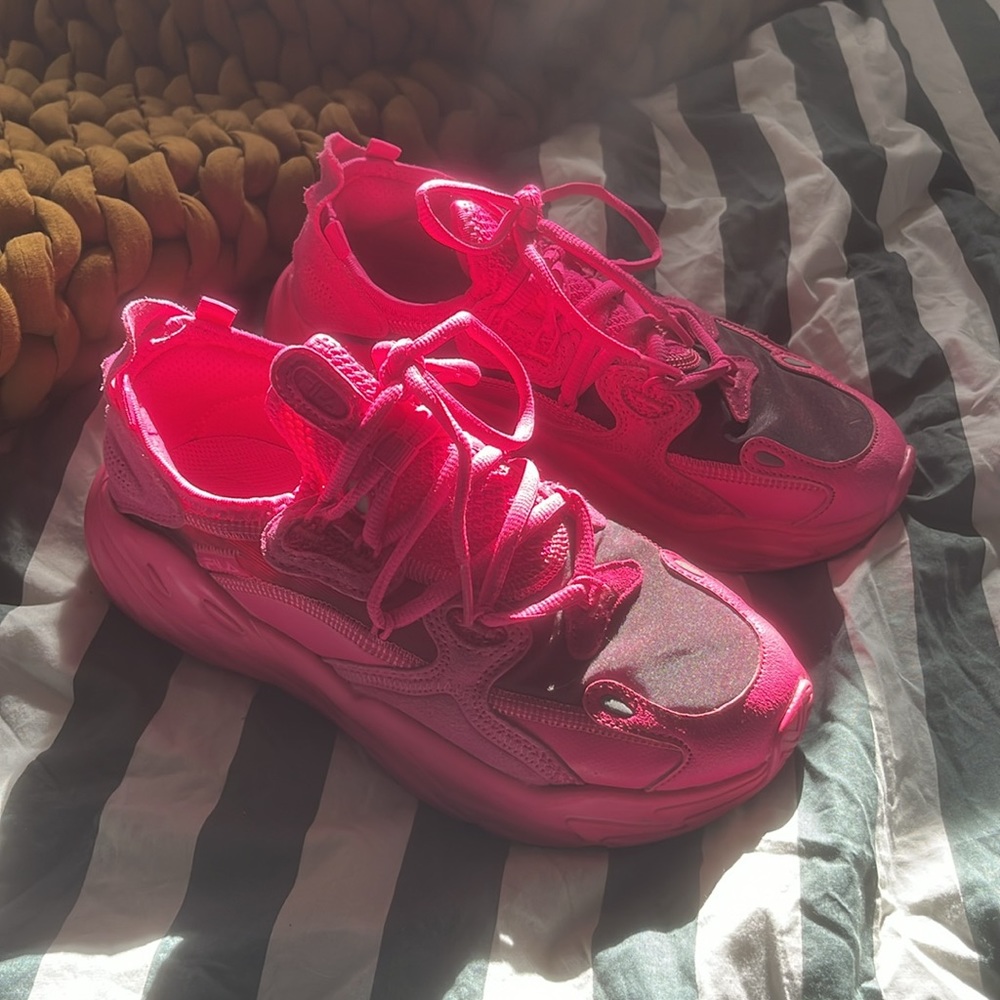 Fuschia Fila suede tennis